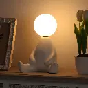 lampara_de_mesa_muneco_sentado (1).webp
